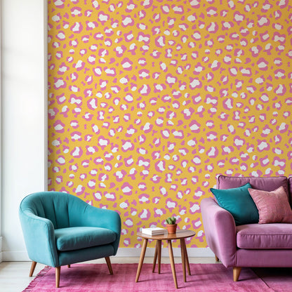 Maßangefertigte Vliestapete mit buntem Leo-Print in Rosa und Orange im Schlafzimmer.