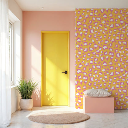 Maßangefertigte Vliestapete mit buntem Leo-Print in Rosa und Orange im Schlafzimmer.