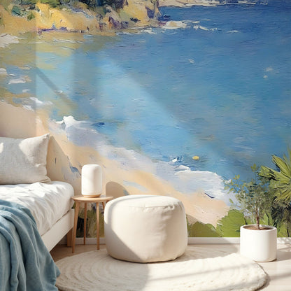 Maßangefertigte Vliestapete mit mediterraner Küstenlandschaft in Blau- und Sandtönen im Wohnzimmer.