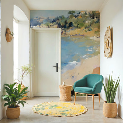 Maßangefertigte Vliestapete mit mediterraner Küstenlandschaft in Blau- und Sandtönen im Wohnzimmer.