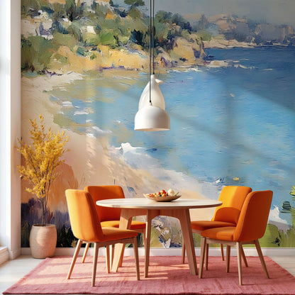 Maßangefertigte Vliestapete mit mediterraner Küstenlandschaft in Blau- und Sandtönen im Wohnzimmer.