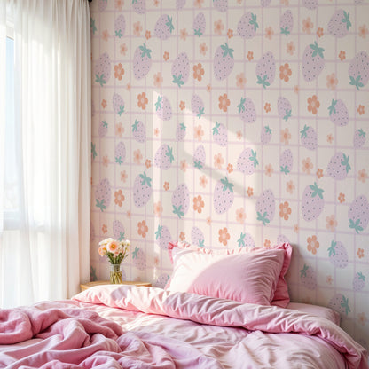 Maßangefertigte Vliestapete mit kariertem Blumen- und Erdbeermuster in zarten Pastellfarben im Schlafzimmer.