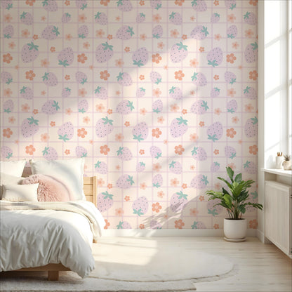 Maßangefertigte Vliestapete mit kariertem Blumen- und Erdbeermuster in zarten Pastellfarben im Schlafzimmer.