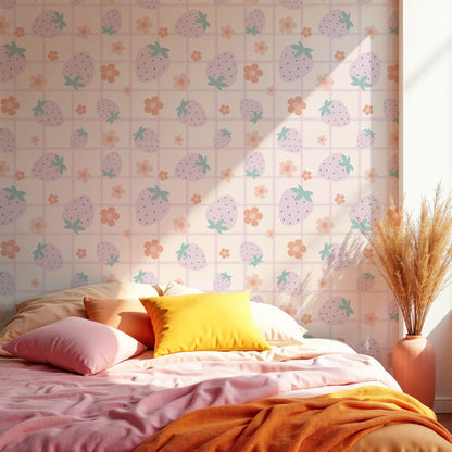 Maßangefertigte Vliestapete mit kariertem Blumen- und Erdbeermuster in zarten Pastellfarben im Schlafzimmer.