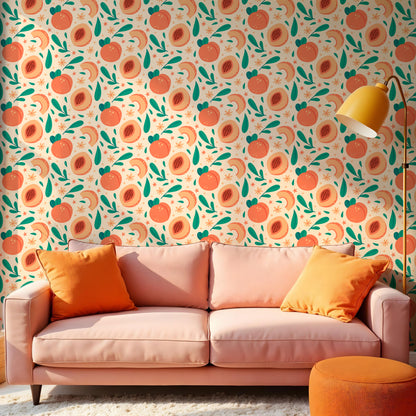 Maßangefertigte Vliestapete mit pfirsichfarbenem Fruchtmuster über pastellrosa Sofa und orangen Kissen.