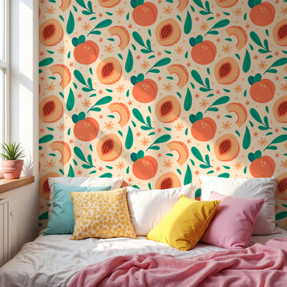 Maßangefertigte Vliestapete mit pfirsichfarbenem Fruchtmuster über pastellrosa Sofa und orangen Kissen.