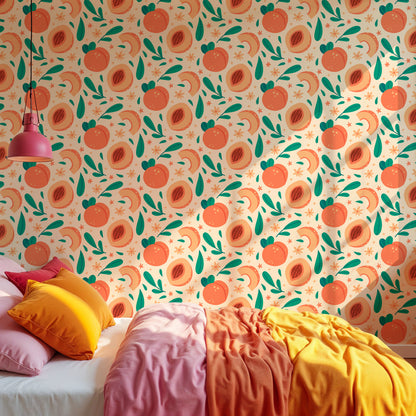 Maßangefertigte Vliestapete mit pfirsichfarbenem Fruchtmuster über pastellrosa Sofa und orangen Kissen.