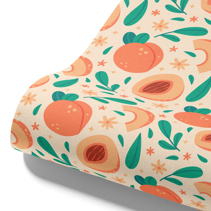 Maßangefertigte Vliestapete mit pfirsichfarbenem Fruchtmuster über pastellrosa Sofa und orangen Kissen.