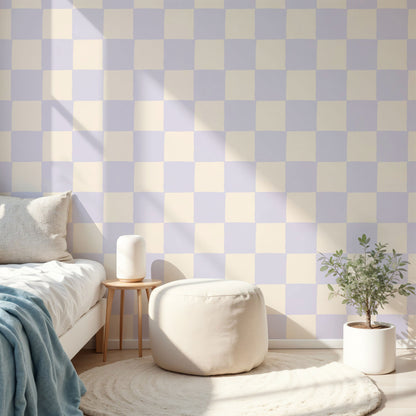 Maßangefertigte Vliestapete mit großem Karo-Muster in Blau und Beige neben gelber Tür im hellen Raum.