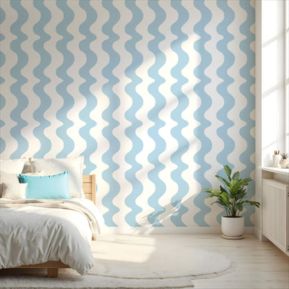 Maßangefertigte Vliestapete mit blau-weißem wellenförmigem Streifenmuster im Schlafzimmer.
