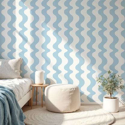 Maßangefertigte Vliestapete mit blau-weißem wellenförmigem Streifenmuster im Schlafzimmer.