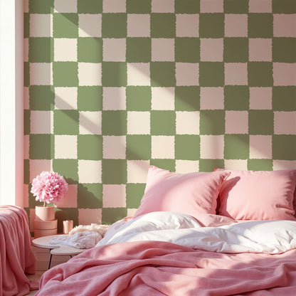 Maßangefertigte Vliestapete mit grün-weiß kariertem Muster im Schlafzimmer mit rosa Bettwäsche.
