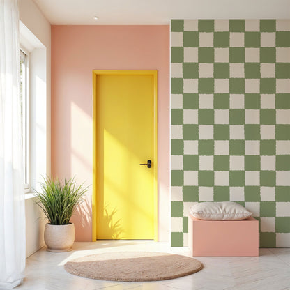 Maßangefertigte Vliestapete mit grün-weiß kariertem Muster im Schlafzimmer mit rosa Bettwäsche.