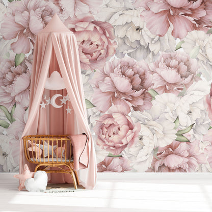 Maßangefertigte Vliestapete mit rosa und weißen Pfingstrosen in Aquarell für Schlafzimmer.