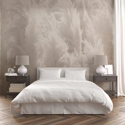 Maßangefertigte Vliestapete mit flauschigem Pampasgras-Motiv in sanften Beige- und Cremetönen im Schlafzimmer.