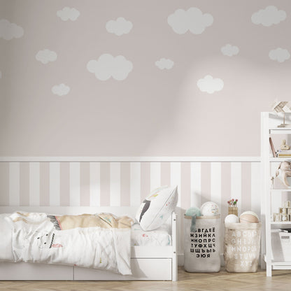 Maßangefertigte Vliestapete mit pastellfarbenem Wolkenmuster und gestreiftem Sockel im Kinderzimmer.
