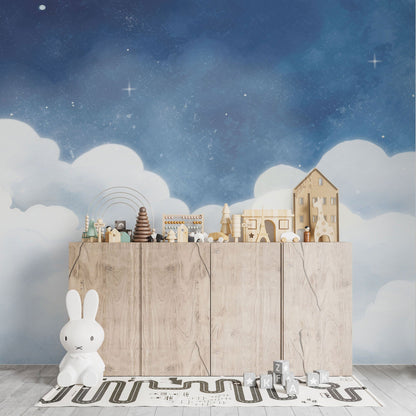 Kinderzimmer mit maßangefertigter Vliestapete in Aquarell-Design, blauer Himmel mit Wolken und Sternen.
