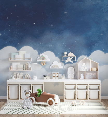 Kinderzimmer mit maßangefertigter Vliestapete in Aquarell-Design, blauer Himmel mit Wolken und Sternen.