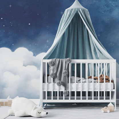 Kinderzimmer mit maßangefertigter Vliestapete in Aquarell-Design, blauer Himmel mit Wolken und Sternen.