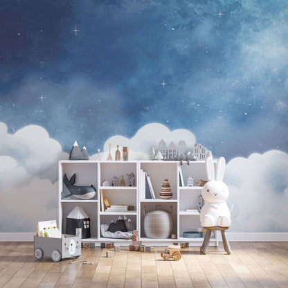 Kinderzimmer mit maßangefertigter Vliestapete in Aquarell-Design, blauer Himmel mit Wolken und Sternen.