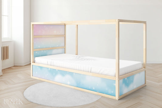 Aufkleber für IKEA Kura Bett im Wolkendesign mit hellen Farben in blau und rosa.