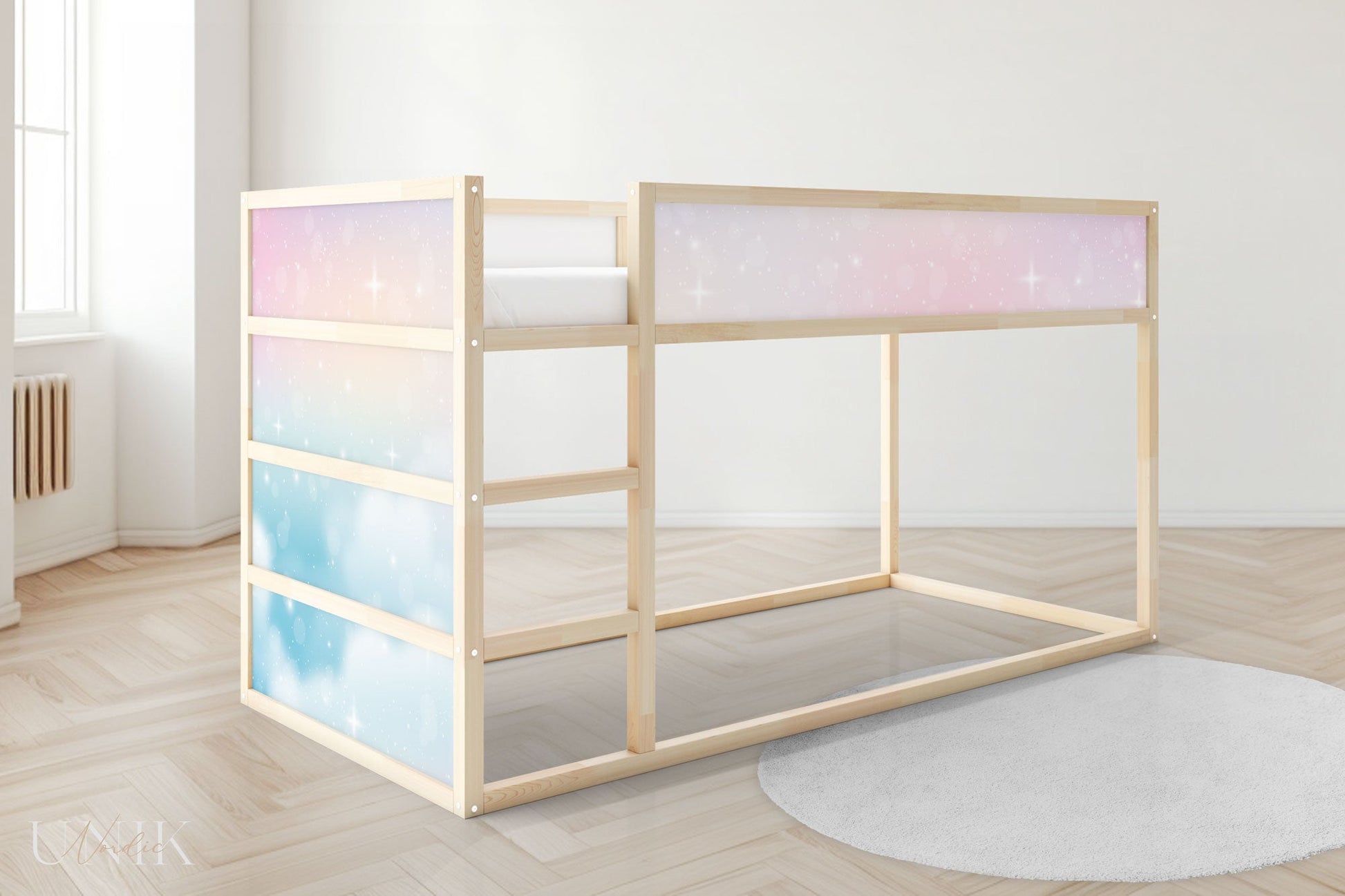 Aufkleber für IKEA Kura Bett im Wolkendesign mit hellen Farben in blau und rosa.