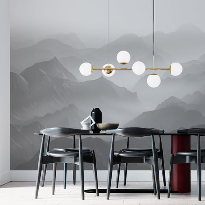 Maßangefertigte Vliestapete mit Aquarell-Berglandschaft und Nebel im minimalistischen Esszimmer.
