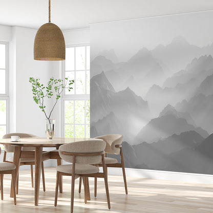 Maßangefertigte Vliestapete mit Aquarell-Berglandschaft und Nebel im minimalistischen Esszimmer.