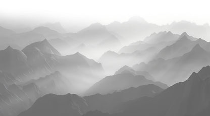 Maßangefertigte Vliestapete mit Aquarell-Berglandschaft und Nebel im minimalistischen Esszimmer.