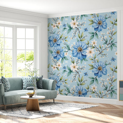 Maßangefertigte Vliestapete mit blauen Blumen und grünen Blättern im modernen Wohnzimmer.