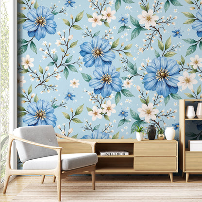 Maßangefertigte Vliestapete mit blauen Blumen und grünen Blättern im modernen Wohnzimmer.