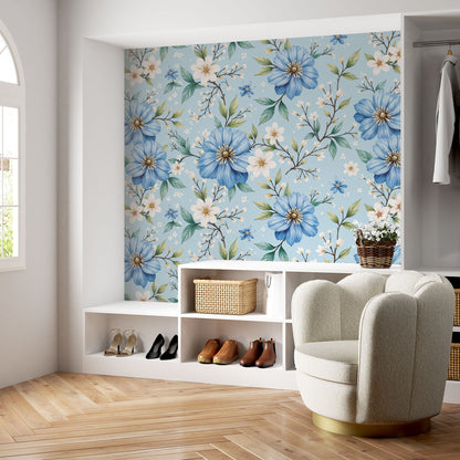 Maßangefertigte Vliestapete mit blauen Blumen und grünen Blättern im modernen Wohnzimmer.