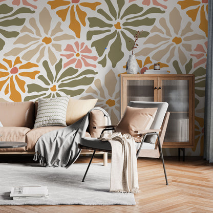 Maßangefertigte Vliestapete mit großem floralem Muster in Pastellfarben, Wohnzimmer mit Stuhl und Sofa.