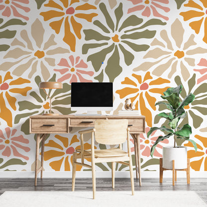 Maßangefertigte Vliestapete mit großem floralem Muster in Pastellfarben, Wohnzimmer mit Stuhl und Sofa.