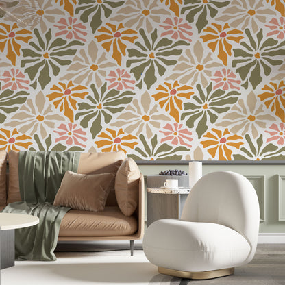 Maßangefertigte Vliestapete mit großem floralem Muster in Pastellfarben, Wohnzimmer mit Stuhl und Sofa.
