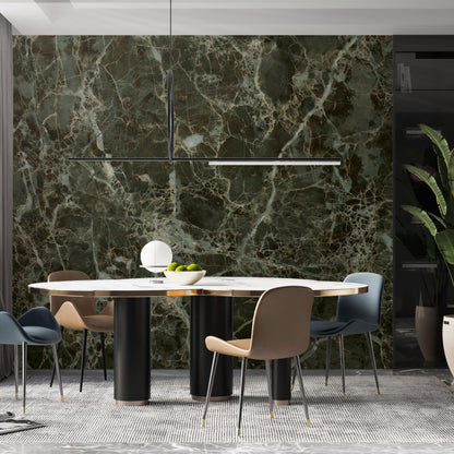 Maßangefertigte Vliestapete mit grünem Marmoroptik-Muster im Wohnzimmer mit Pflanze und Regal.