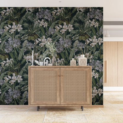 Maßangefertigte Vliestapete mit lavendelweißer Blumen- und Blättermusterung in grünem Ton hinter modernem Essbereich.