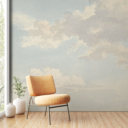 Maßangefertigte Vliestapete mit pastellblauen und beige Wolken in Aquarelloptik im Esszimmer.
