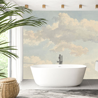 Maßangefertigte Vliestapete mit pastellblauen und beige Wolken in Aquarelloptik im Esszimmer.