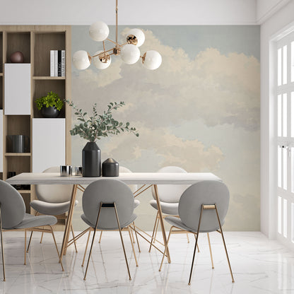 Maßangefertigte Vliestapete mit pastellblauen und beige Wolken in Aquarelloptik im Esszimmer.
