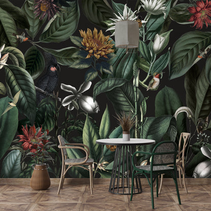 Maßangefertigte Vliestapete mit dichtem botanischem Muster aus grünen Blättern, exotischen Blumen, Schmetterlingen und.