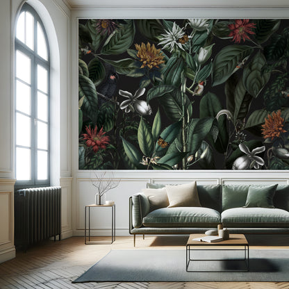 Maßangefertigte Vliestapete mit dichtem botanischem Muster aus grünen Blättern, exotischen Blumen, Schmetterlingen und.