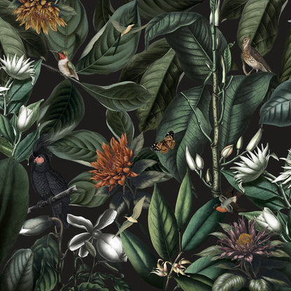 Maßangefertigte Vliestapete mit dichtem botanischem Muster aus grünen Blättern, exotischen Blumen, Schmetterlingen und.