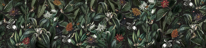 Maßangefertigte Vliestapete mit dichtem botanischem Muster aus grünen Blättern, exotischen Blumen, Schmetterlingen und.