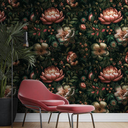 Maßangefertigte Vliestapete mit dunklem, floralem Blumen- und Blätter-Stickmuster in Wohnzimmer-Esszimmereinrichtung.
