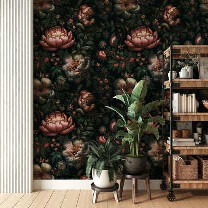 Maßangefertigte Vliestapete mit dunklem, floralem Blumen- und Blätter-Stickmuster in Wohnzimmer-Esszimmereinrichtung.