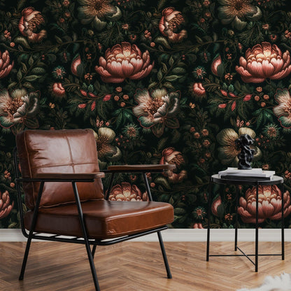 Maßangefertigte Vliestapete mit dunklem, floralem Blumen- und Blätter-Stickmuster in Wohnzimmer-Esszimmereinrichtung.