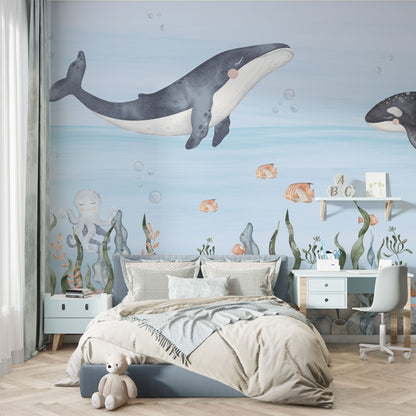 Maßangefertigte Vliestapete mit aquarellierten Meerestieren wie Walen, Fischen und Korallen im Kinderzimmer.