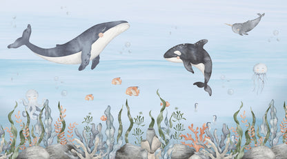 Maßangefertigte Vliestapete mit aquarellierten Meerestieren wie Walen, Fischen und Korallen im Kinderzimmer.