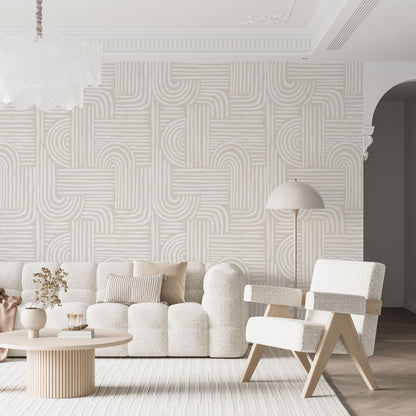 Maßangefertigte Vliestapete mit geometrischem Bogenmuster in Nude, kombiniert mit hellem Sofa und skandinavischem Sessel.